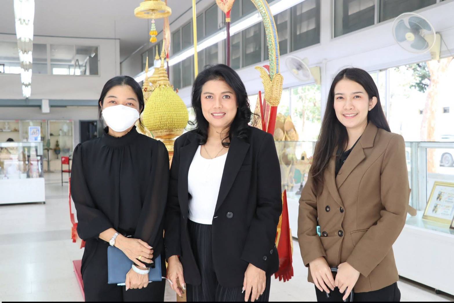 title - ผู้อำนวยการศูนย์ส่งเสริมและพัฒนาอาชีพเสริมนอกภาคการเกษตร ให้การต้อนรับคณะเจ้าหน้าที่กระทรวงทรัพยากรธรรมชาติและสิ่งแวดล้อม เยี่ยมชมสถานที่ ศพส. และแผนกฝึกอบรมทั้ง 12 แผนก